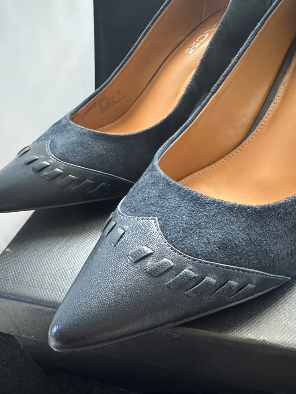 COACH Like NEW “Sophie” Suede & Leather Pointed Toe Pumps in Midnight Navy Sz 9M - Picture 5 of 10